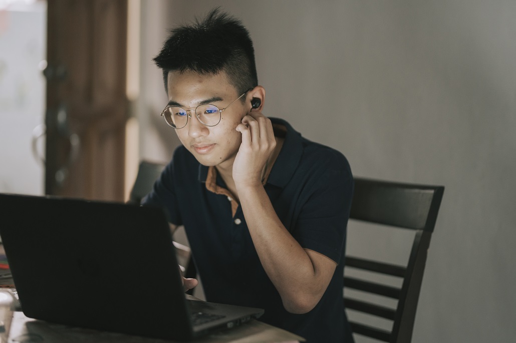 Student using computer to read tips for writing the college essay