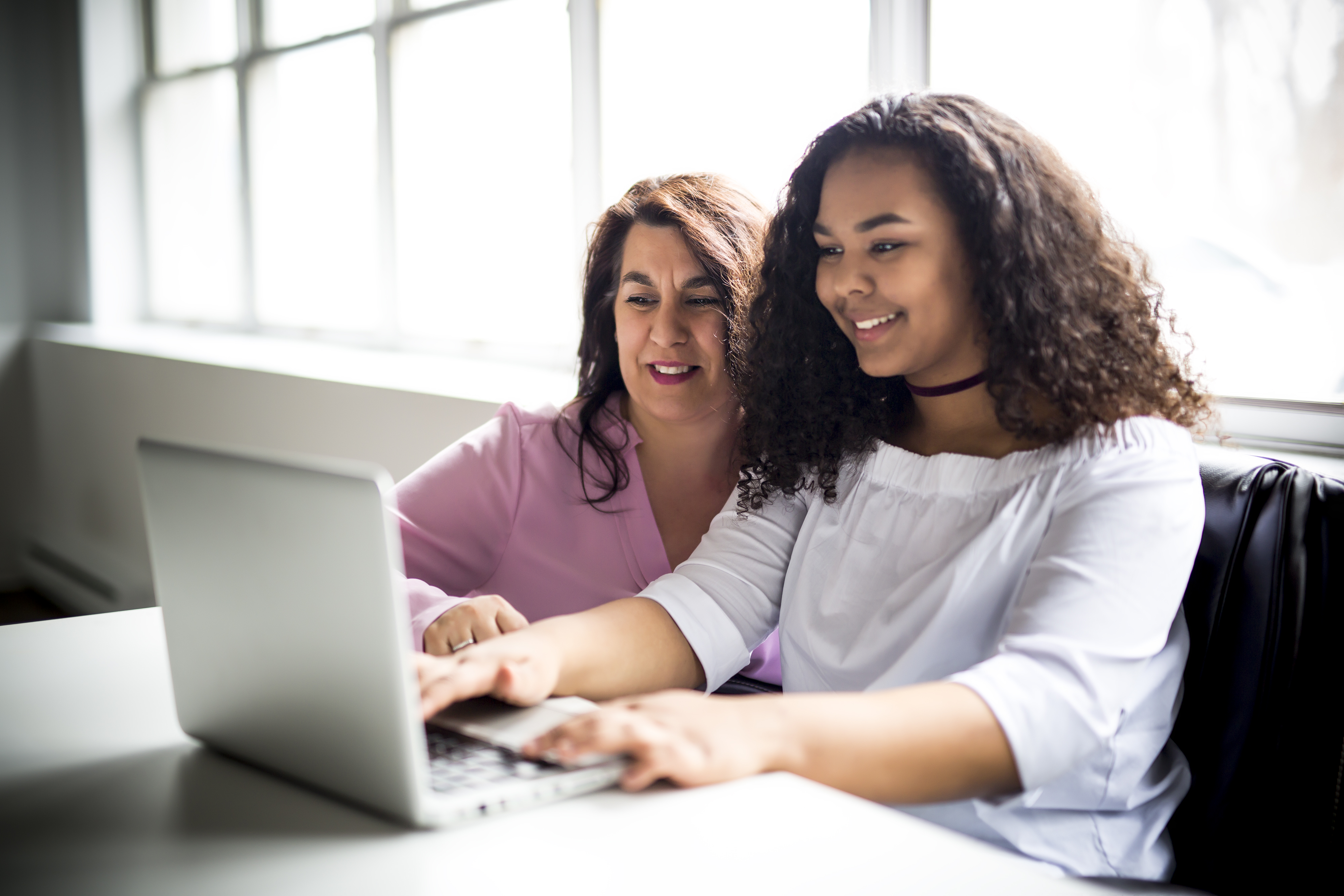 A student and parent filing the FAFSA