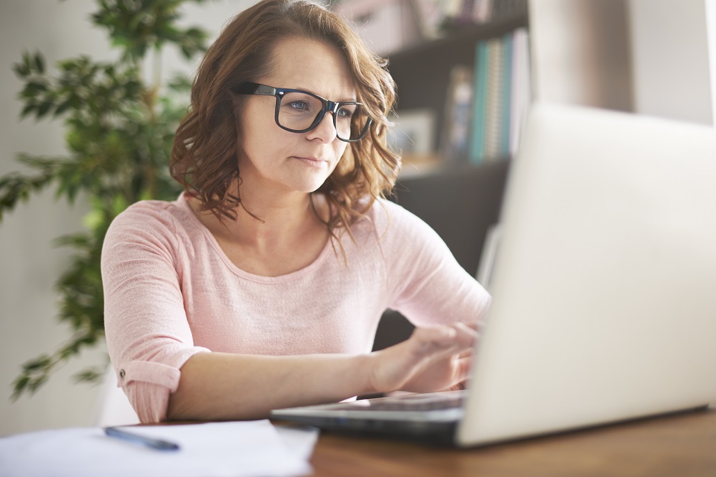 Woman using computer to complete the FAFSA